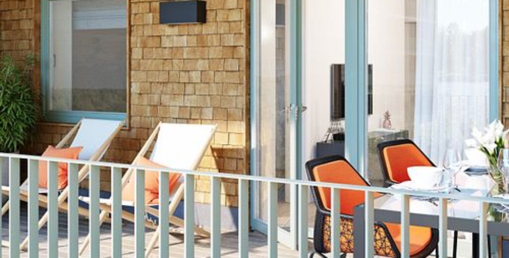 En balkongmiljö med träfasad, öppna dörrar och sittplatser illustrerar de levande och funktionella boendemiljöer som GBJ Bygg skapar för att främja utomhusvistelse och vardaglig trivsel.