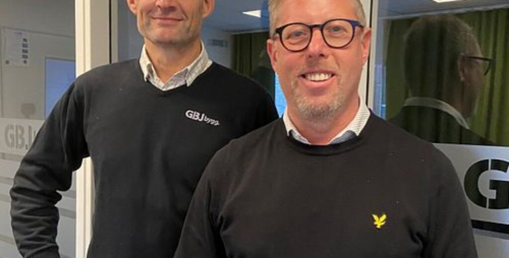 Två personer står i ett entrérum och representerar GBJ Byggs ledning eller projektgrupp, där mötet illustrerar företagets fokus på närvaro, kvalitet och nära dialog i varje byggprojekt.