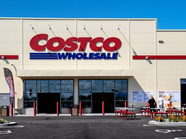 Fasadvyn visar Costcos huvudentré i dagsljus där GBJ Bygg arbetat med en tydlig, horisontell butiksgestaltning anpassad för stora kundflöden och snabb orientering.