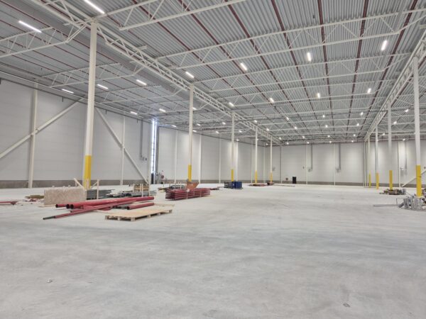 En stor hall med pelare och jämna golvytor visar GBJ Byggs precision i att uppföra funktionella industribyggnader med fokus på hållbar konstruktion och framtida anpassningsbarhet.