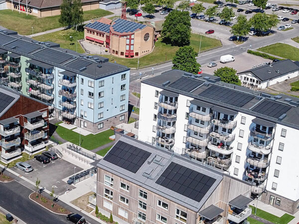 Flygbild över kvarteret visar byggnadernas struktur och hur GBJ Bygg skapat ett modernt och tätt stadsboende med både grönytor och god tillgänglighet i omgivande stadsmiljö.