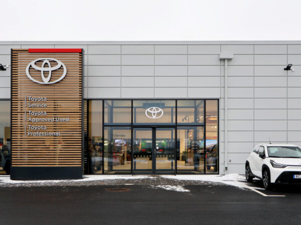 Toyotas entré i Kristianstad har stora glaspartier och en trälamellklädd skyltsektion som tydligt markerar verksamheten. GBJ bygg har skapat en modern bilanläggning där entrén kombinerar tydlig profilering med god insyn.