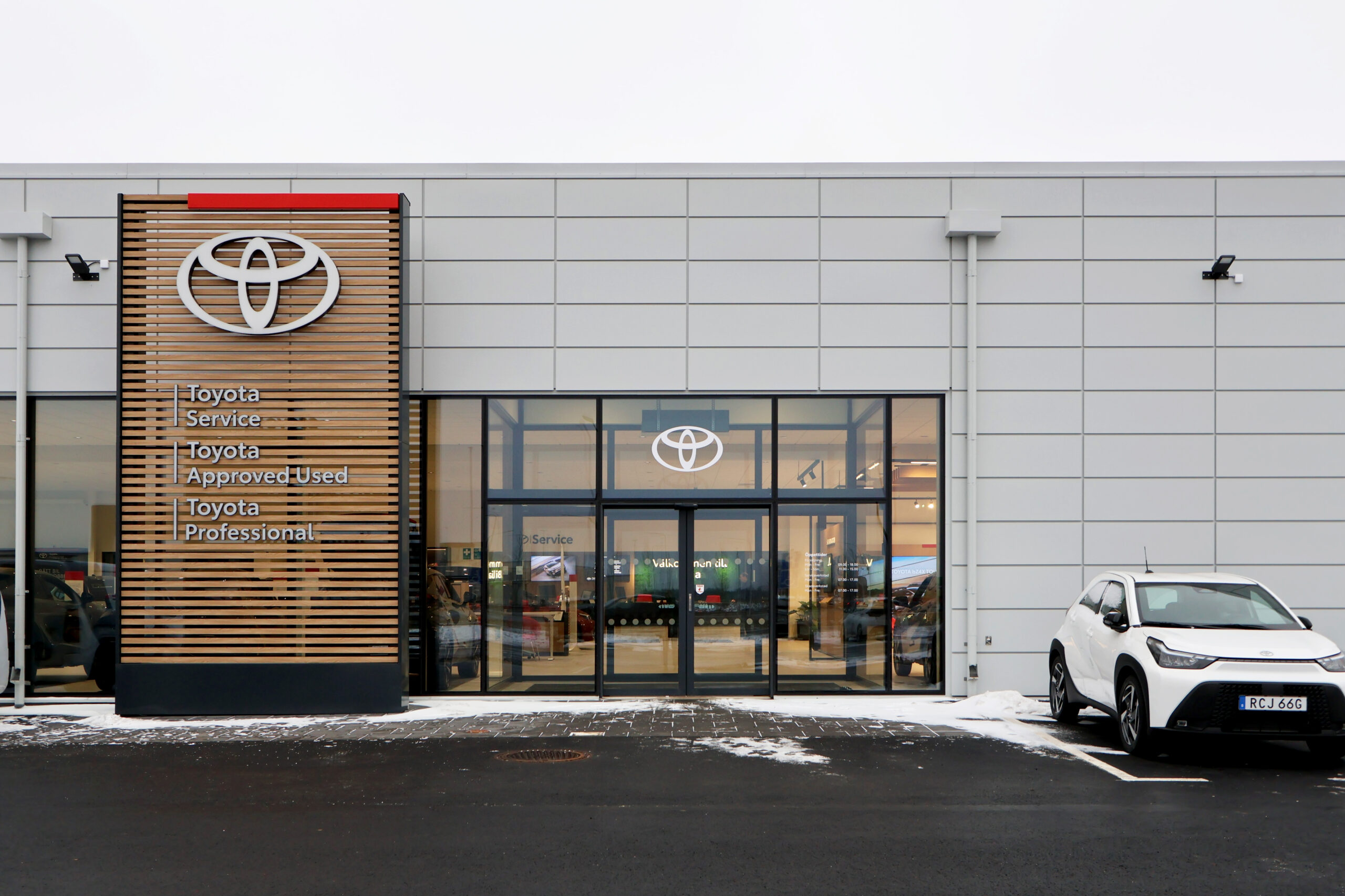 Toyotas entré i Kristianstad har stora glaspartier och en trälamellklädd skyltsektion som tydligt markerar verksamheten. GBJ bygg har skapat en modern bilanläggning där entrén kombinerar tydlig profilering med god insyn.