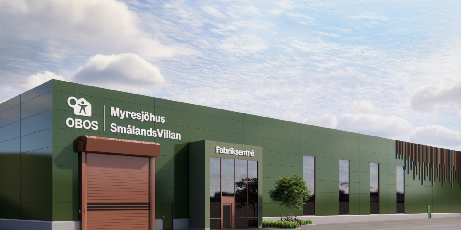 En visualisering av en modern grön industribyggnad för OBOS Myresjöhus och SmålandsVillan, med fabriksentré, stora fönster och trädetaljer. GBJ Bygg ansvarar för byggprojektet som skapar funktionella lokaler för husproduktion. Text: ”OBOS”, ”Myresjöhus”, ”SmålandsVillan”, ”Fabriksentré”