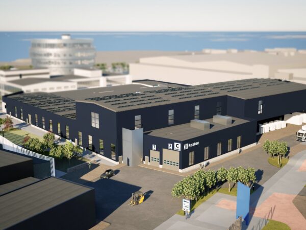 En 3D-visualisering visar Roxtecs moderna industri- och verksamhetsbyggnad med mörka fasader, stora fönster, lastzoner och solpaneler på taken. GBJ Bygg ansvarar för byggprojektet, som kombinerar funktionella produktionsytor med en välplanerad utemiljö.