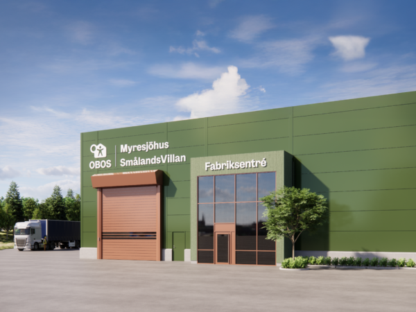 En 3D-visualisering visar fabriksentrén till OBOS husproduktion, med grön fasad, stor industriport, glaspartier och lastbil intill byggnaden. GBJ Bygg ansvarar för projektet med funktionella ytor anpassade för industriell verksamhet. Text: ”OBOS”, ”Myresjöhus”, ”SmålandsVillan”, ”Fabriksentré”.
